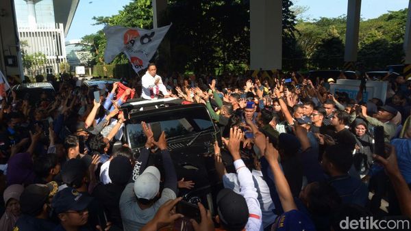 Ribuan Orang Sambut Abah Anies di Bandara Kualanamu Sumut