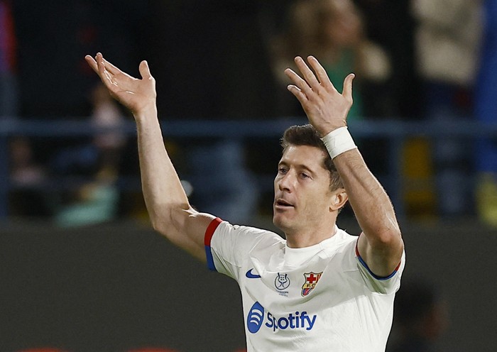 Soccer Football - Spanish Super Cup - Semi Final - FC Barcelona v Osasuna - Al-Awwal Park, Riyadh, Saudi Arabia - January 11, 2024 FC Barcelonas Robert Lewandowski celebrates scoring their first goal REUTERS/Juan Medina
