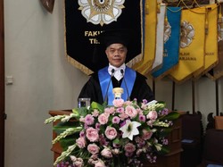 Kisah Haru Anak Penjual Gula Jawa Raih Gelar Profesor di UGM