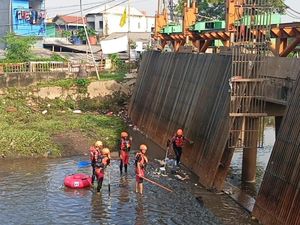 Pria di Jaktim Terseret Arus Saat Renang di Kali Cipinang Hulu