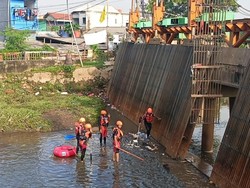 Pria di Jaktim Terseret Arus Saat Renang di Kali Cipinang Hulu