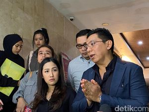 Tamara Tyasmara Kuatkan Diri Lihat CCTV Meninggalnya Sang Anak Tamara Tyasmara Kuatkan Diri Lihat CCTV Meninggalnya Sang Anak