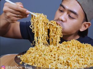 10 Momen Tanboy Kun Mukbang Indomie, Bisa Habiskan 15 Bungkus! 10 Momen Tanboy Kun Mukbang Indomie, Bisa Habiskan 15 Bungkus!