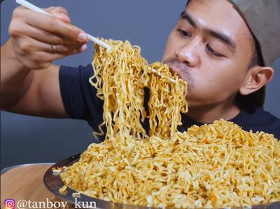 10 Momen Tanboy Kun Mukbang Indomie, Bisa Habiskan 15 Bungkus!