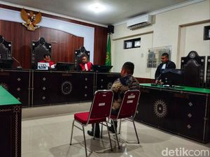 Kades di Lombok Barat Dituntut 5 Bulan Penjara Seusai Kampanyekan Istri Kades di Lombok Barat Dituntut 5 Bulan Penjara Seusai Kampanyekan Istri