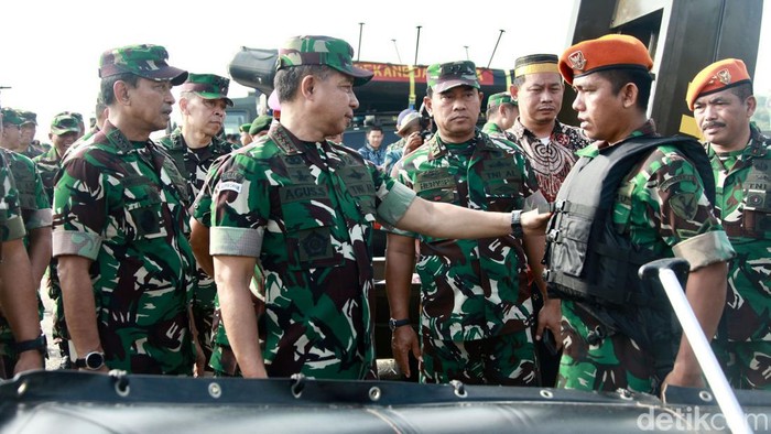 TNI menggelar apel gelar pasukan pengamanan Pemilu 2024 di Taxy Way Echo Halim Perdanakusuma, Jakarta Timur, Kamis (1/2/2024). Kegiatan ini digelar sebagai upaya mendukung kelancaran pesta demokrasi.