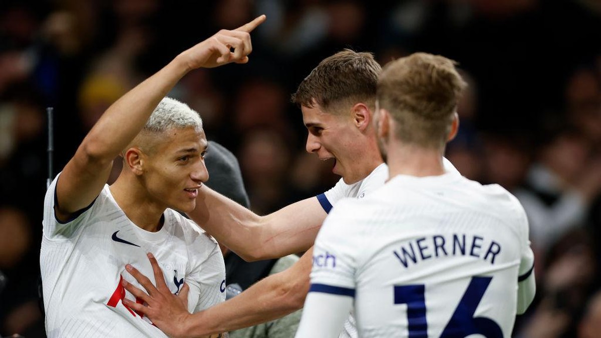 Richarlison (kiri) merayakan golnya bersama Micky van de Ven dan Timor Werner. Foto: Getty Images/Nigel French/Allstar