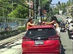 Viral Dua Turis Berbikini Duduk di Jendela Mobil yang Melaju, Duh!
