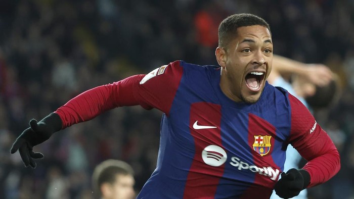 Barcelonas Vitor Roque celebrates after scoring against Osasuna during a Spanish La Liga soccer match between Barcelona and Osasuna at the Olimpic Lluis Companys stadium in Barcelona, Spain, Wednesday, Jan. 31, 2024. (AP Photo/Joan Monfort)