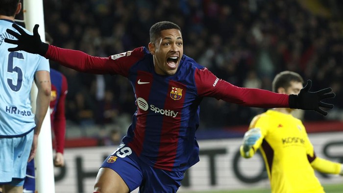 Barcelonas Vitor Roque celebrates after scoring against Osasuna during a Spanish La Liga soccer match between Barcelona and Osasuna at the Olimpic Lluis Companys stadium in Barcelona, Spain, Wednesday, Jan. 31, 2024. (AP Photo/Joan Monfort)