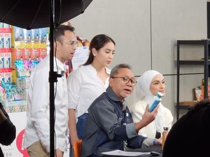 Aksi Zulhas Jadi Host Live TikTok Dadakan Bareng Putri & Raffi-Nagita