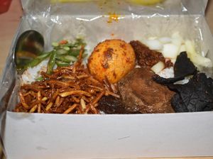 Momen Ayah Hobi Bawakan Nasi Berkat untuk Anak Bikin Haru Momen Ayah Hobi Bawakan Nasi Berkat untuk Anak Bikin Haru