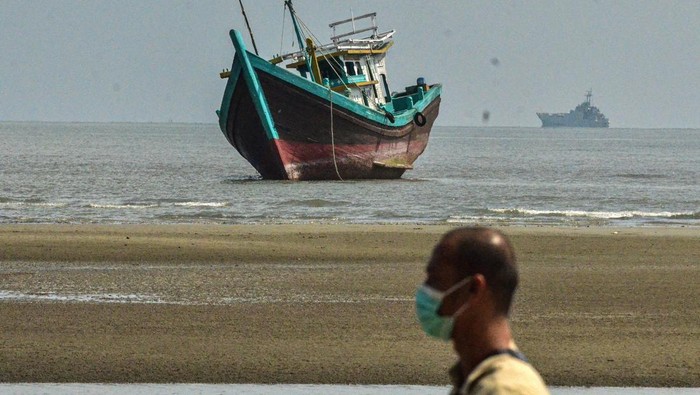 Sejumlah imigran etnis Rohingya beristirahat usai  terdampar di Pantai Kuala Parek, Kecamatan Sungai Raya, Kabupaten Aceh Timur, Aceh, Kamis (1/2/2024). Sebanyak 131 pengungsi etnis Rohingya dan warga Bangladesh itu terdampar pada pukul pukul 06:00 WIB, Kamis (1/2) di Aceh Timur, Aceh. ANTARA FOTO/Humaira/Lmo/Spt