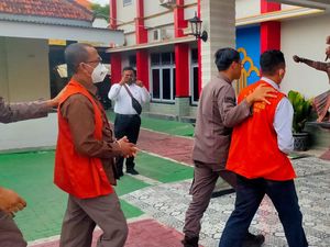 2 Perangkat Desa Pelaku Pungli Segel Tanah PTSL Ditahan di Rutan Ponorogo 2 Perangkat Desa Pelaku Pungli Segel Tanah PTSL Ditahan di Rutan Ponorogo