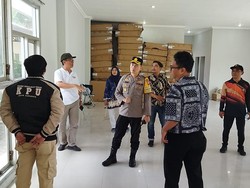 Lokasi Penyimpanan Logistik Pemilu 2024 di Karang Pilang Dipastikan Aman