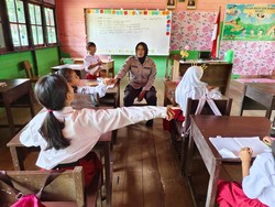 Kiprah Aiptu Fransisca Bantu Pendidikan Anak-anak di Lamandau