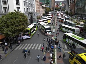 Aksi Protes Sopir di Bolivia Blokir Jalan dengan Bus Aksi Protes Sopir di Bolivia Blokir Jalan dengan Bus