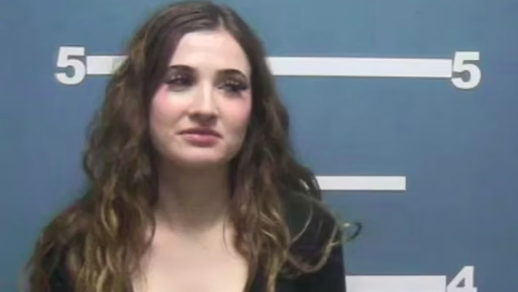 Potret Wanita yang Viral Setelah Ditangkap Polisi, Disebut Pencuri Hati Potret Wanita yang Viral Setelah Ditangkap Polisi, Disebut Pencuri Hati