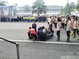 Apel Siaga Bencana di Depan Gedung Sate, Seorang Relawan Mendadak Ambruk Apel Siaga Bencana di Depan Gedung Sate, Seorang Relawan Mendadak Ambruk