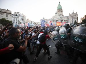 Inflasi-Kelaparan Melonjak, Ribuan Orang Berunjuk Rasa di Argentina