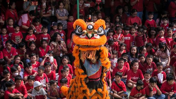 Atraksi Barongsai Hibur Anak-anak SD di Solo