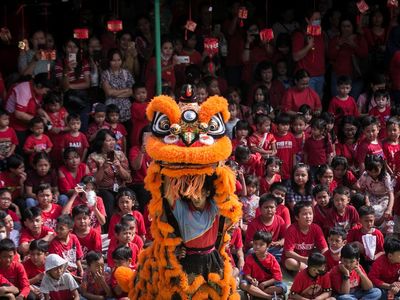 Atraksi Barongsai Hibur Anak-anak SD di Solo