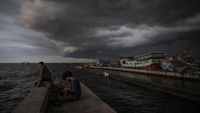 Lihat Lagi Potret Awan Kelabu yang Menggelayuti Jakarta Sore Tadi