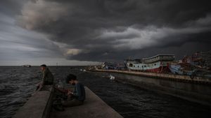 Lihat Lagi Potret Awan Kelabu yang Menggelayuti Jakarta Sore Tadi