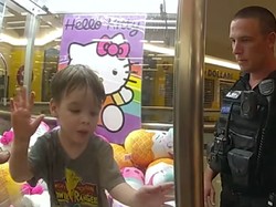 Ngeri! Balita Terjebak Mesin Pencapit Boneka di Mall, Polisi Dipanggil