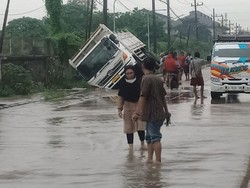 Jalan Sumput Masih Banjir Meski Baru Dicor, Warga Tagih Janji Pemkab Gresik