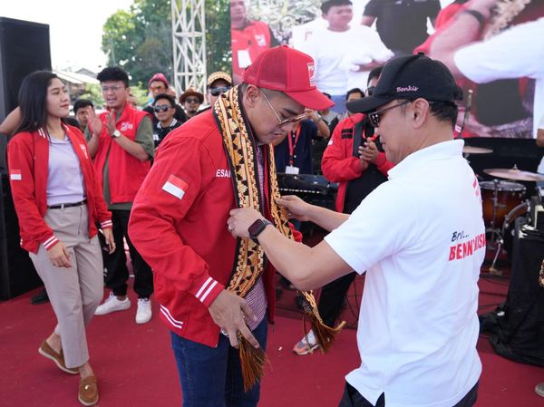Berselendang Tapis-Topi Tanjak, Kaesang Kampanye di Lampung