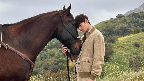 7 Foto Cha Eun Woo Tampil Charming bak Pangeran di Los Angeles