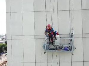 5 Fakta 2 Pekerja Terjebak di Ketinggian karena Putusnya Tali Gondola 5 Fakta 2 Pekerja Terjebak di Ketinggian karena Putusnya Tali Gondola