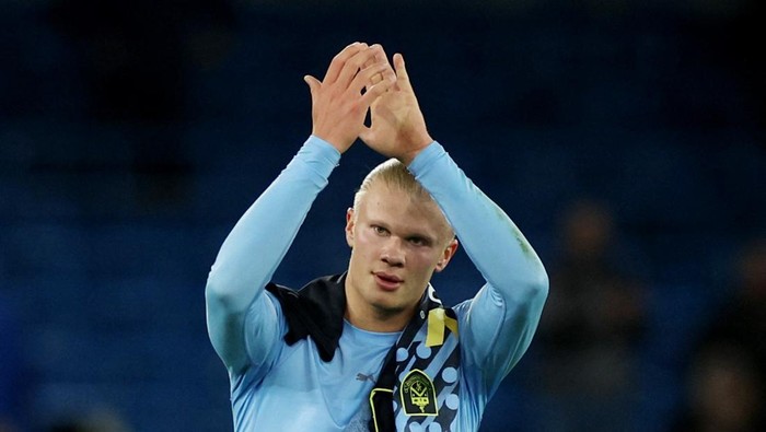 Soccer Football - Premier League - Manchester City v Burnley - Etihad Stadium, Manchester, Britain - January 31, 2024 Manchester Citys Erling Braut Haaland applauds fans after the match REUTERS/Phil Noble NO USE WITH UNAUTHORIZED AUDIO, VIDEO, DATA, FIXTURE LISTS, CLUB/LEAGUE LOGOS OR LIVE SERVICES. ONLINE IN-MATCH USE LIMITED TO 45 IMAGES, NO VIDEO EMULATION. NO USE IN BETTING, GAMES OR SINGLE CLUB/LEAGUE/PLAYER PUBLICATIONS.