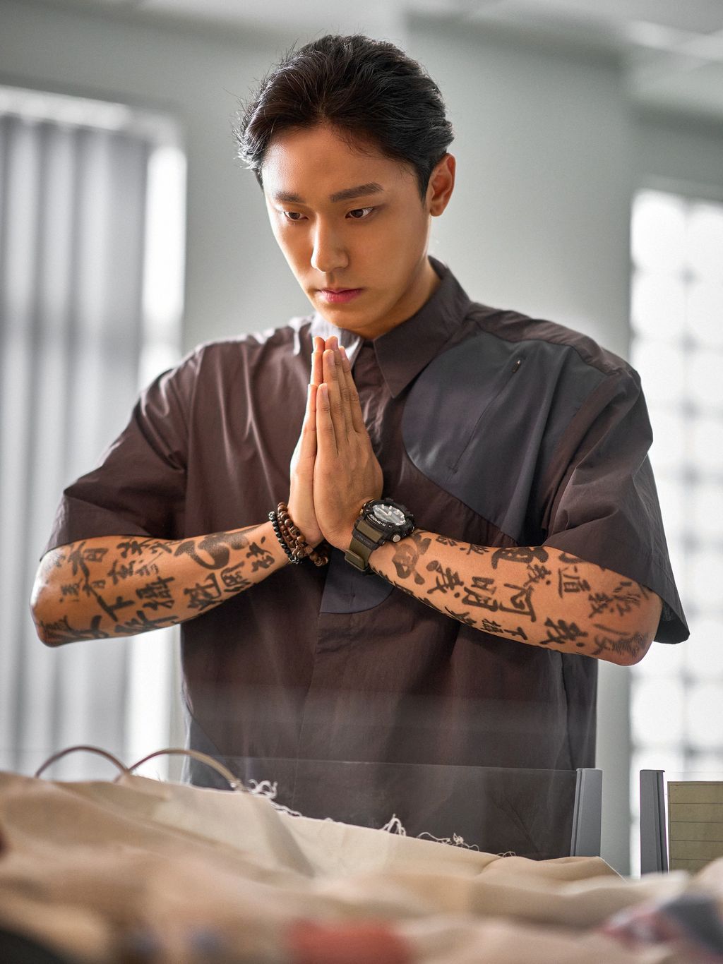 Lee Do-hyun dalam film Korea Exhuma (2024). (Showbox Corp via KOFIC)