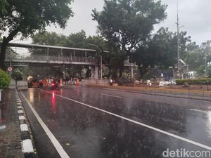 Aksi Geruduk MK Bubar, Lalin di Kawasan Patung Kuda Kembali Lancar Aksi Geruduk MK Bubar, Lalin di Kawasan Patung Kuda Kembali Lancar