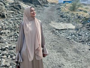 5 Gaya Titi Kamal Pakai Hijab Saat Umrah Bersama Suami, Bikin Pangling 5 Gaya Titi Kamal Pakai Hijab Saat Umrah Bersama Suami, Bikin Pangling