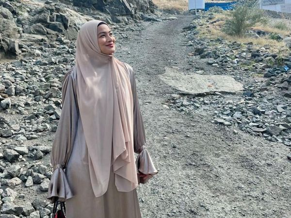 5 Gaya Titi Kamal Pakai Hijab Saat Umrah Bersama Suami, Bikin Pangling