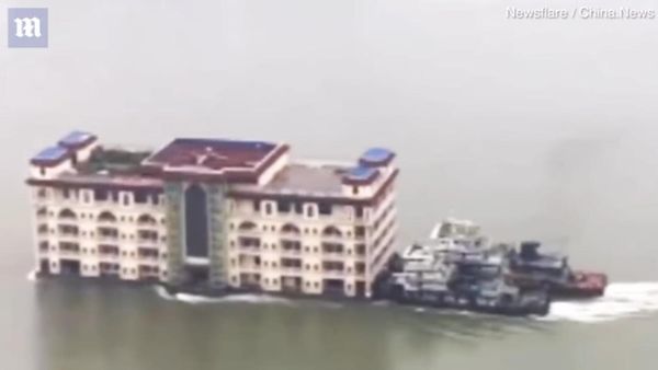 6 Foto yang Tunjukkan Fakta Gedung 5 Lantai Mengapung di Sungai Ditarik Kapal Derek