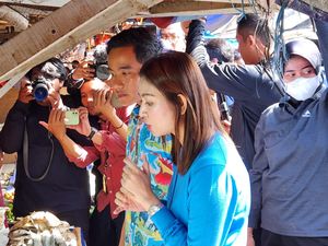 Gibran Blusukan di Pasar Kemiri Muka Depok, Borong Ikan Teri-Bumbu Dapur