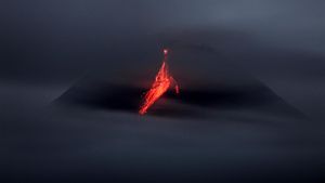 Penampakan Gunung Merapi Luncurkan Lava Pijar
