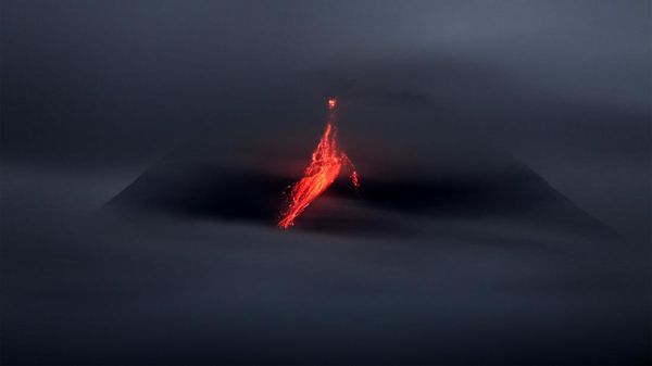 Penampakan Gunung Merapi Luncurkan Lava Pijar