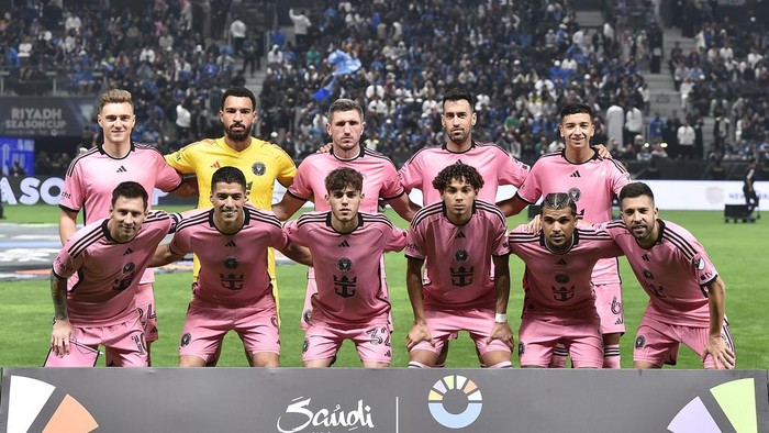 Inter Miamis players pose for a group picture during the Riyadh Season Cup soccer match between Inter Miami and Al Hilal at Kingdom Arena Stadium in Riyadh, Saudi Arabia, Monday, Jan. 29, 2024. (AP Photo)