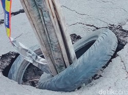 Awas Lur! Aspal Jalan Depan Masjid Jami Wedi Klaten Ambrol