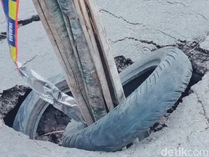 Awas Lur! Aspal Jalan Depan Masjid Jami Wedi Klaten Ambrol Awas Lur! Aspal Jalan Depan Masjid Jami Wedi Klaten Ambrol