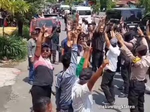 Viral Massa Teriak Ganjar-Mahfud Saat Jokowi Melintas di Klaten Viral Massa Teriak Ganjar-Mahfud Saat Jokowi Melintas di Klaten