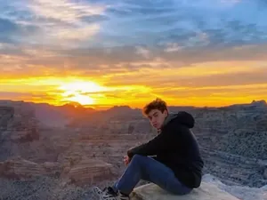 Foto-foto di Tebing Demi Konten, Remaja Ini Jatuh dan Tewas