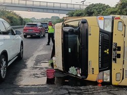 Duh Macet! Ada Oli Tumpah dari Truk Terbalik di Tol Jagorawi Arah Bogor
