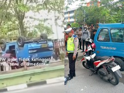 Angkot di Medan Terbalik Usai Tabrakan dengan Innova, 5 Luka-luka