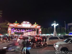 Lampion Imlek Menyala, Jalan Sekitar Balai Kota dan Pasar Gede Solo Padat Lampion Imlek Menyala, Jalan Sekitar Balai Kota dan Pasar Gede Solo Padat
